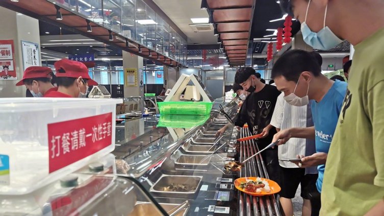 【不怕阿姨手抖不怕吃胖!智慧食堂了解一下[来]】在天津职业大学,有这样一座“智慧食堂”,一